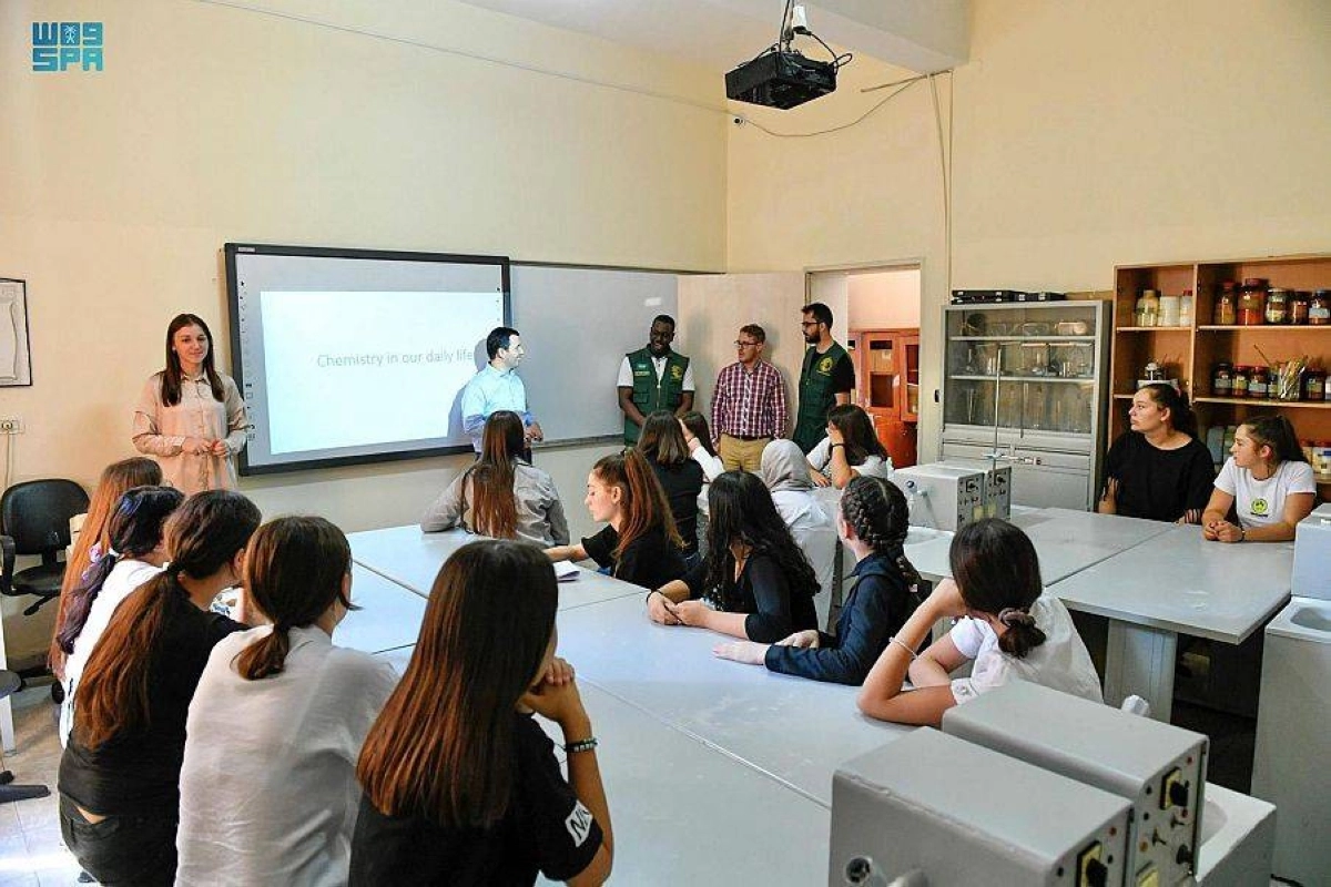 يتيمات ألبانيات يدرسن بدعم سعودي