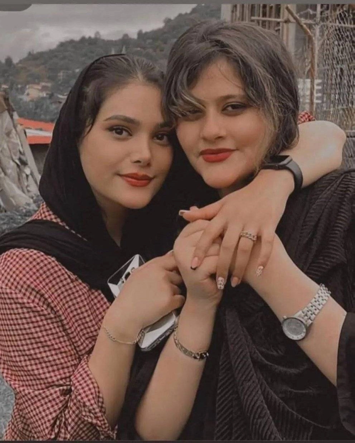 






مهسا وشقيقتها