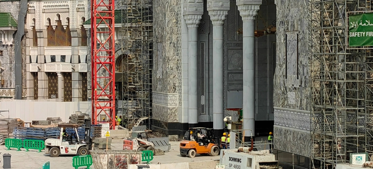 ضمن توسعة الحرمين الشريفين والعناية بهما، يشهد باب الملك عبدالعزيز بالمسجد الحرام ومناراته تقدما ملحوظا للظهور بحلة نقشت على الطراز الإسلامي الحديث بإبداع لم يسبق له مثيل. (أنس الحارثي)