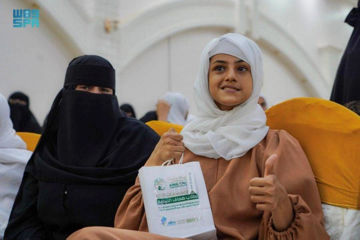 إحدى الطالبات سعيدة بالحصول على السماعة