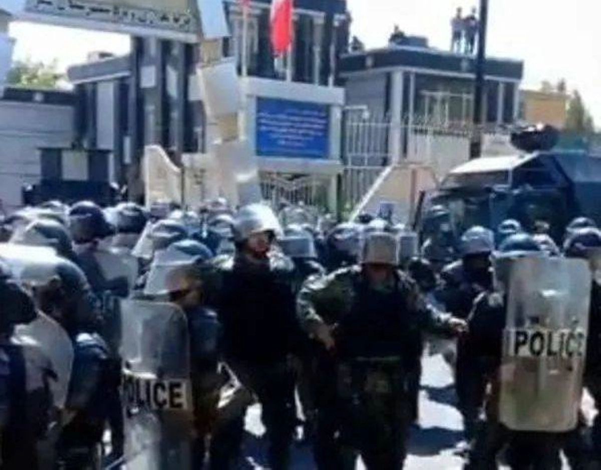 






قوات الأمن الإيرانية في جنازة مهسا أميني