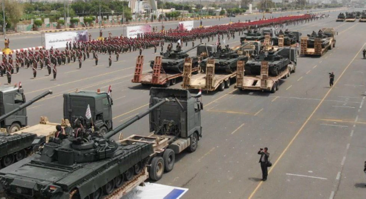 






عرض عسكري حوثي يخرق الهدنة                                                  (مكة)