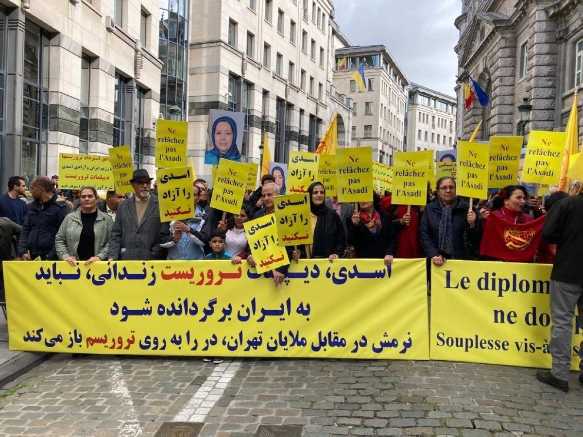 المتظاهرون يحملون صور مريم رجوي (مكة)