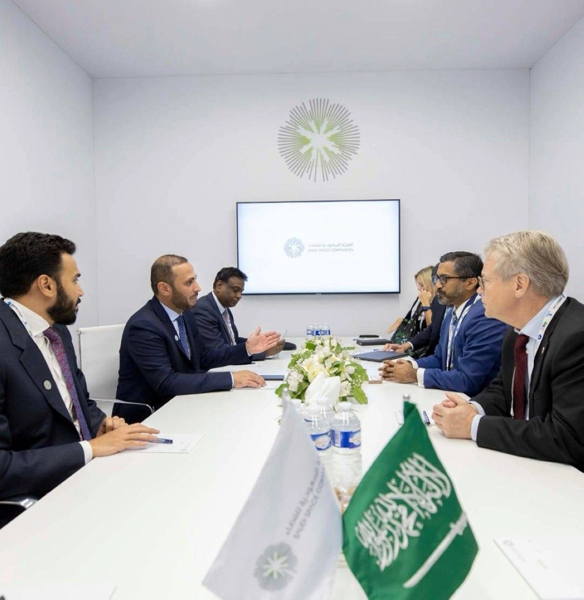 التميمي خلال اللقاء مع مسئولي شركات الفضاء (مكة)