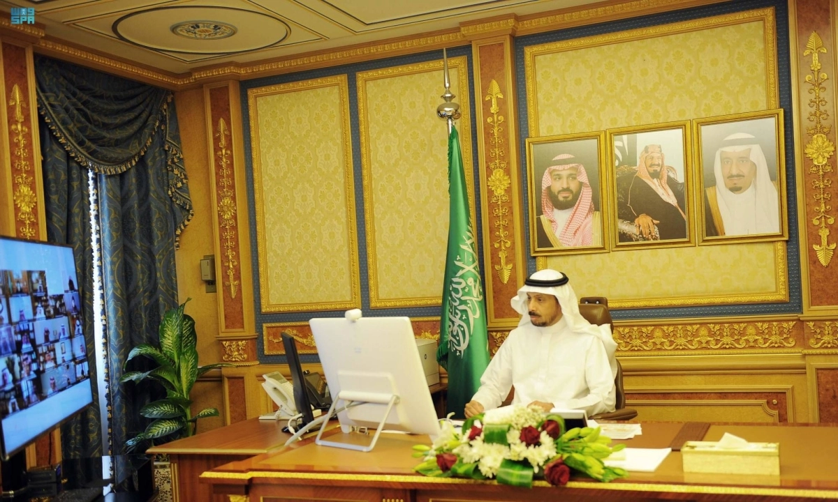 السلمي خلال ترؤسه الجلسة (مكة)