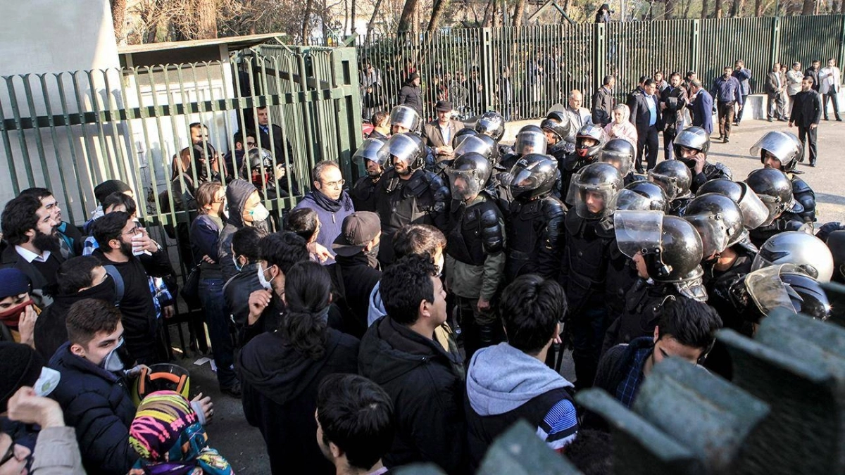 






الأمن يواجه المتظاهرين بعنف في طهران                                 (مكة)