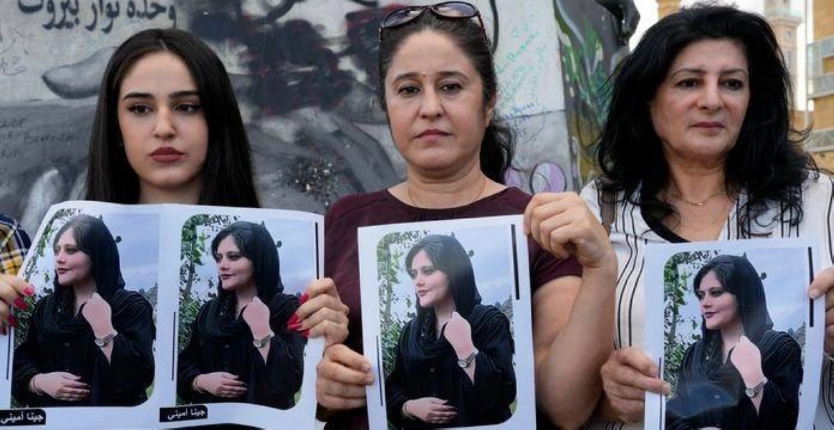 






لبنانيات يرفعن صور مهسا أميني                                                  (مكة)