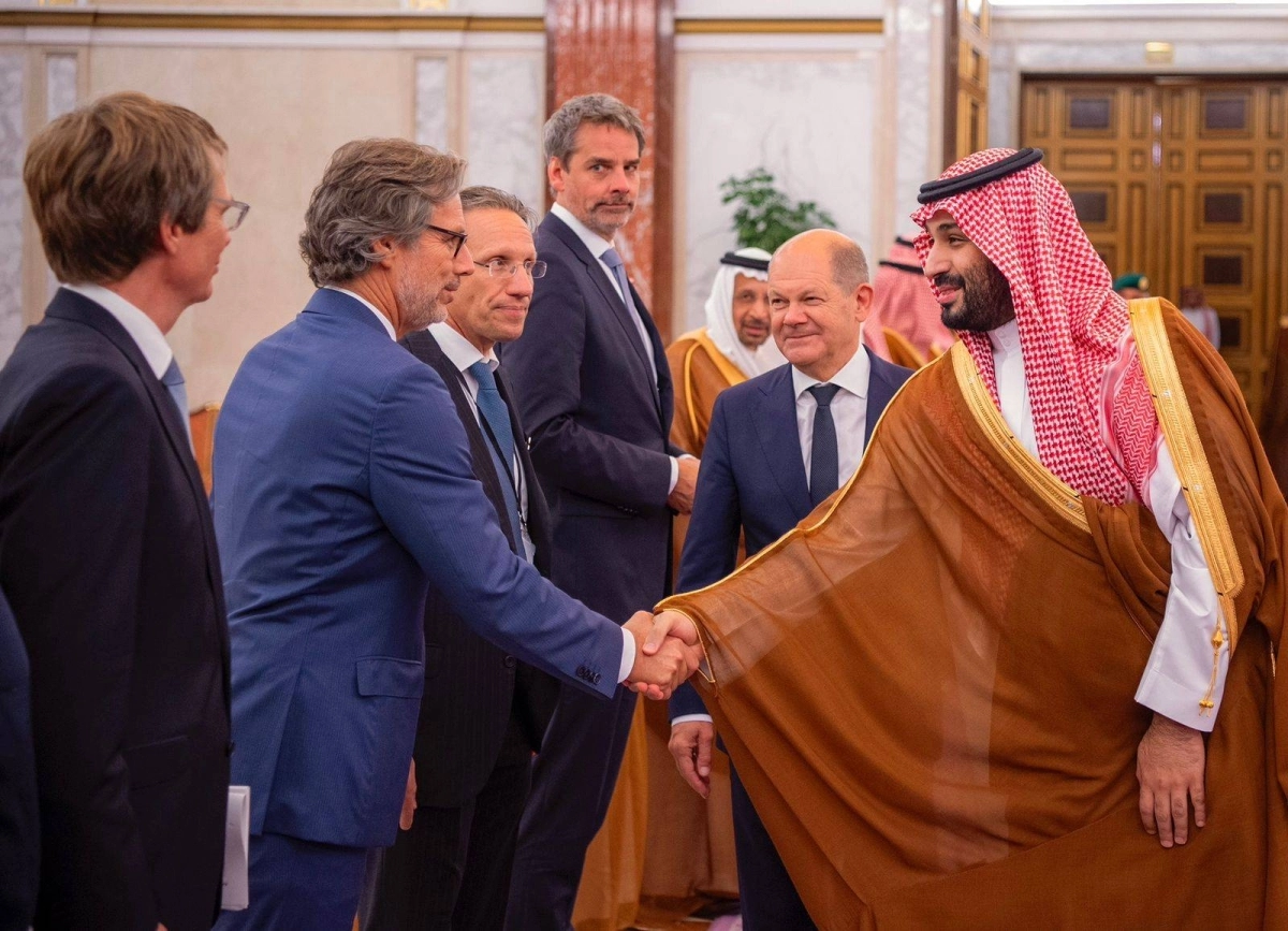الأمير محمد بن سلمان خلال استقباله أولاف شولتس أمس بجدة (واس)