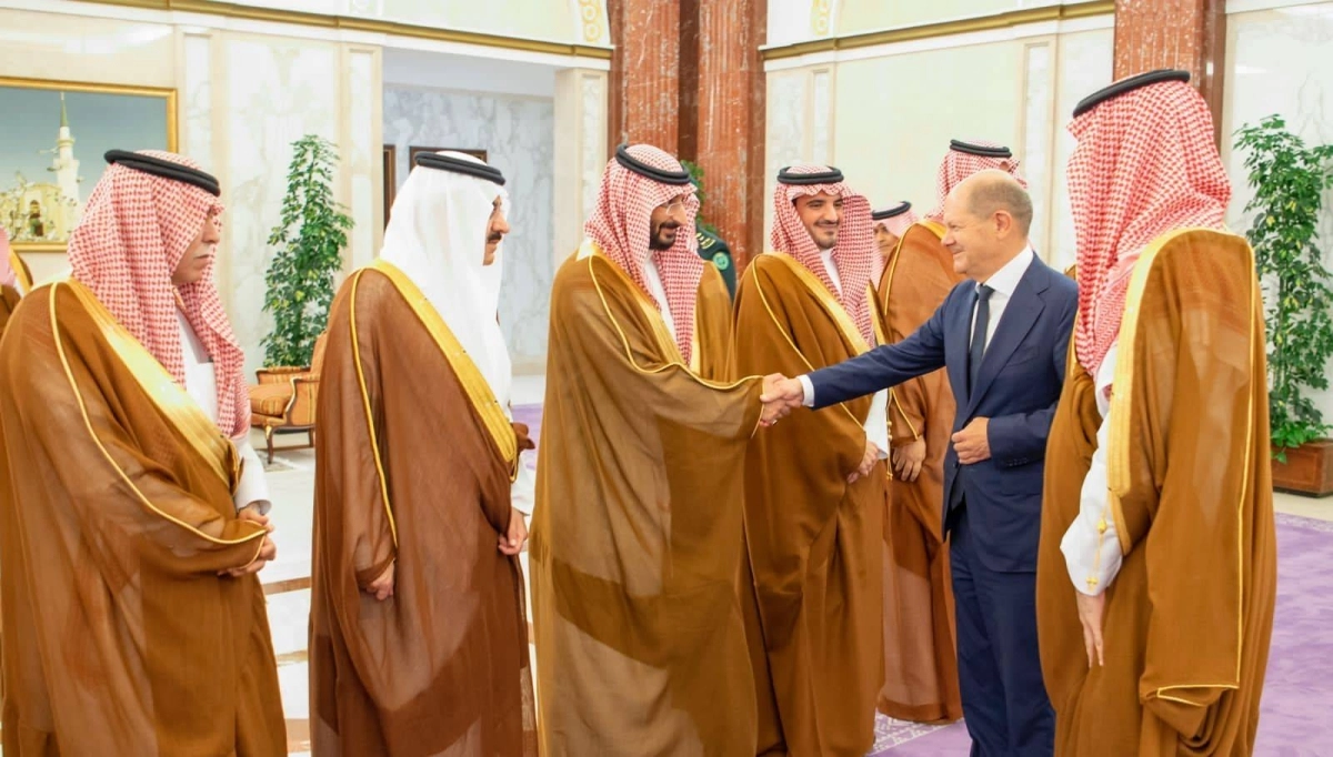الأمير محمد بن سلمان خلال استقباله أولاف شولتس أمس بجدة (واس) 