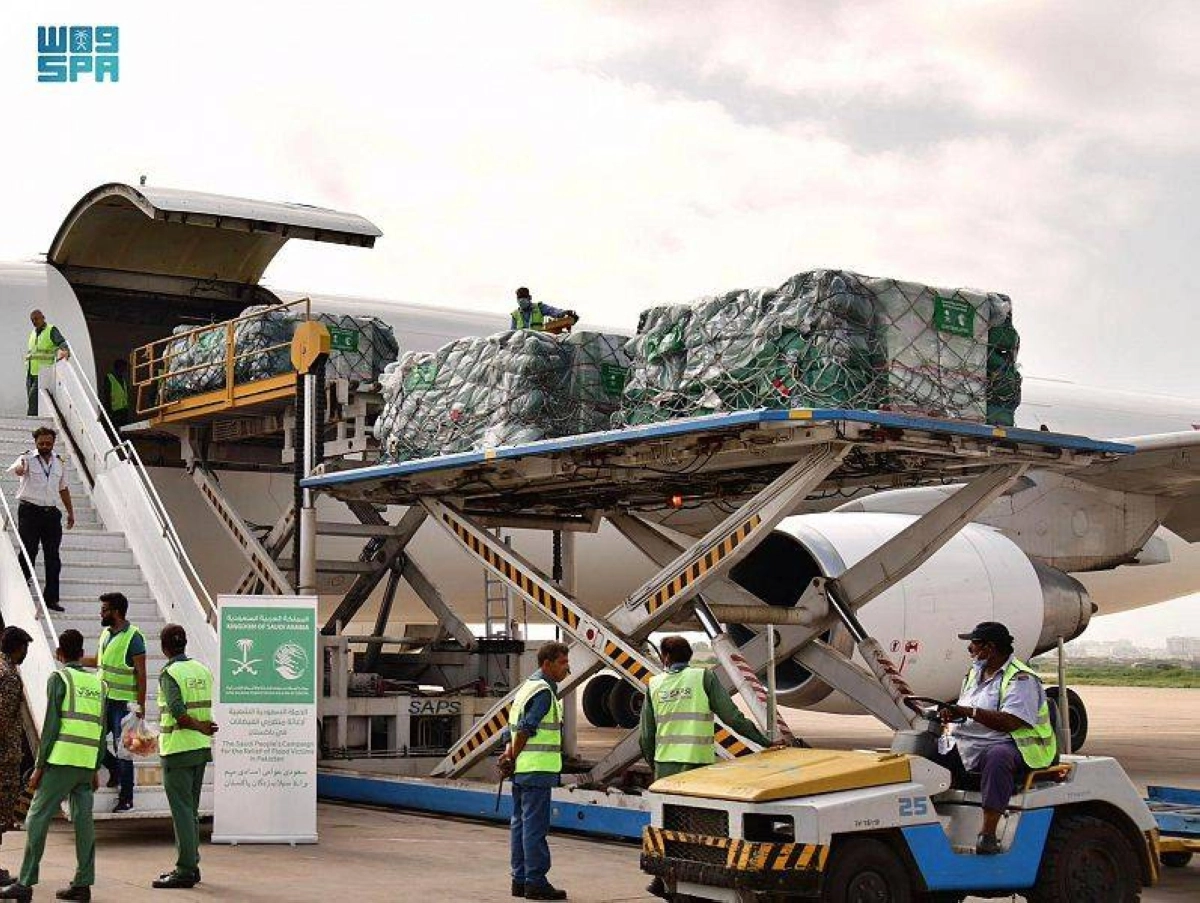 






المواد الإغاثية خلال تنزيلها                                                                          (واس)