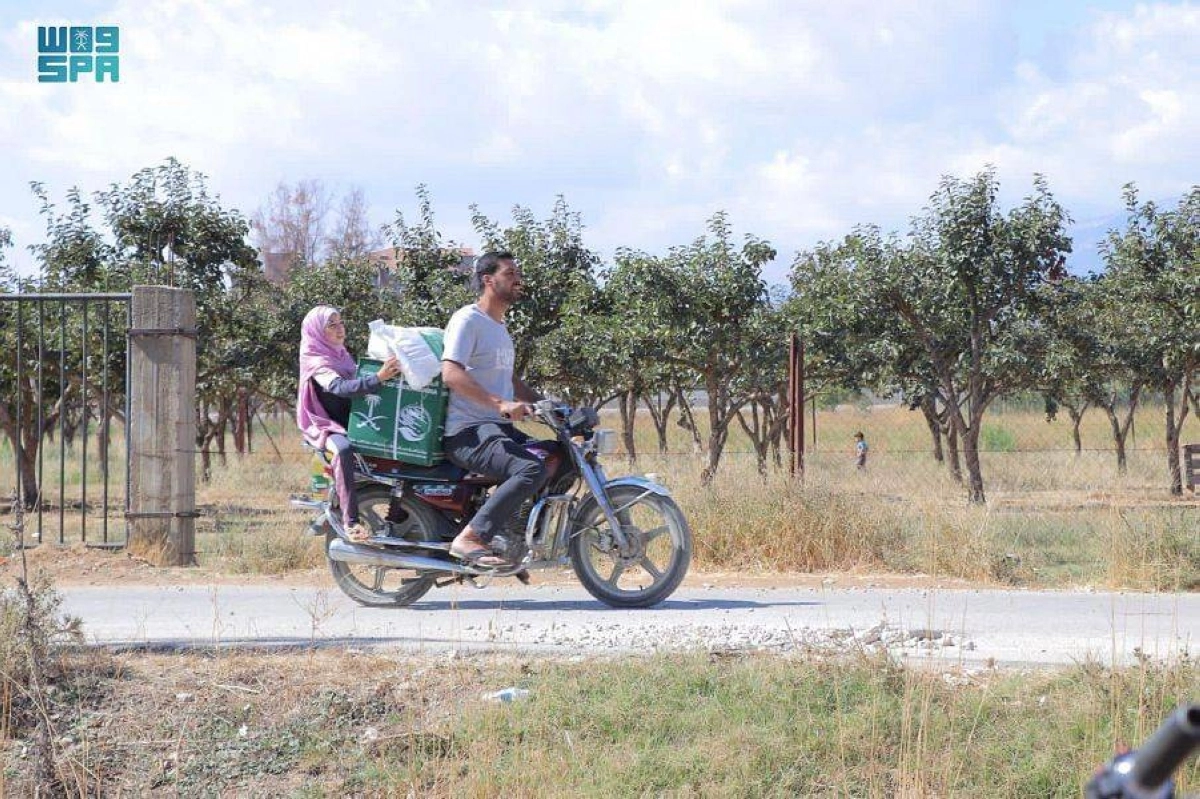 يحمل السلة على دراجة نارية