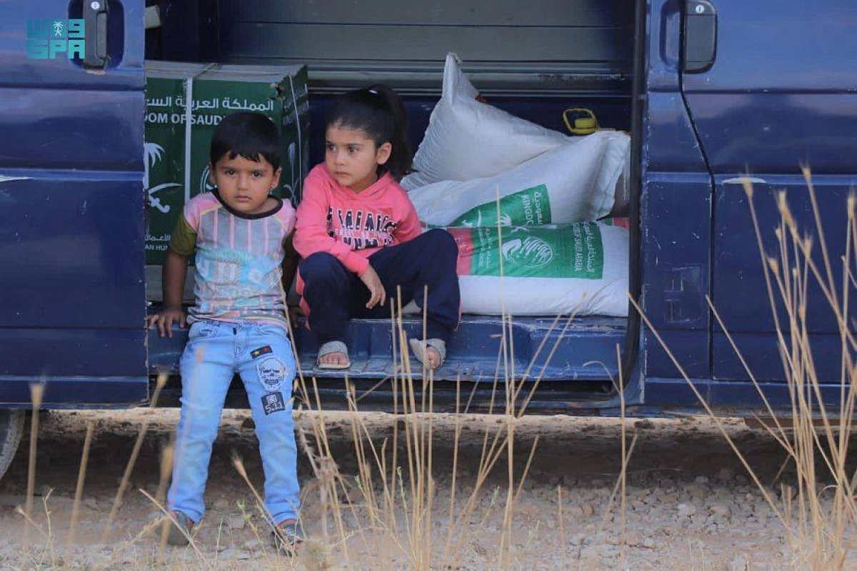 






طفلان لبنانيان أمام السلال السعودية           (واس)