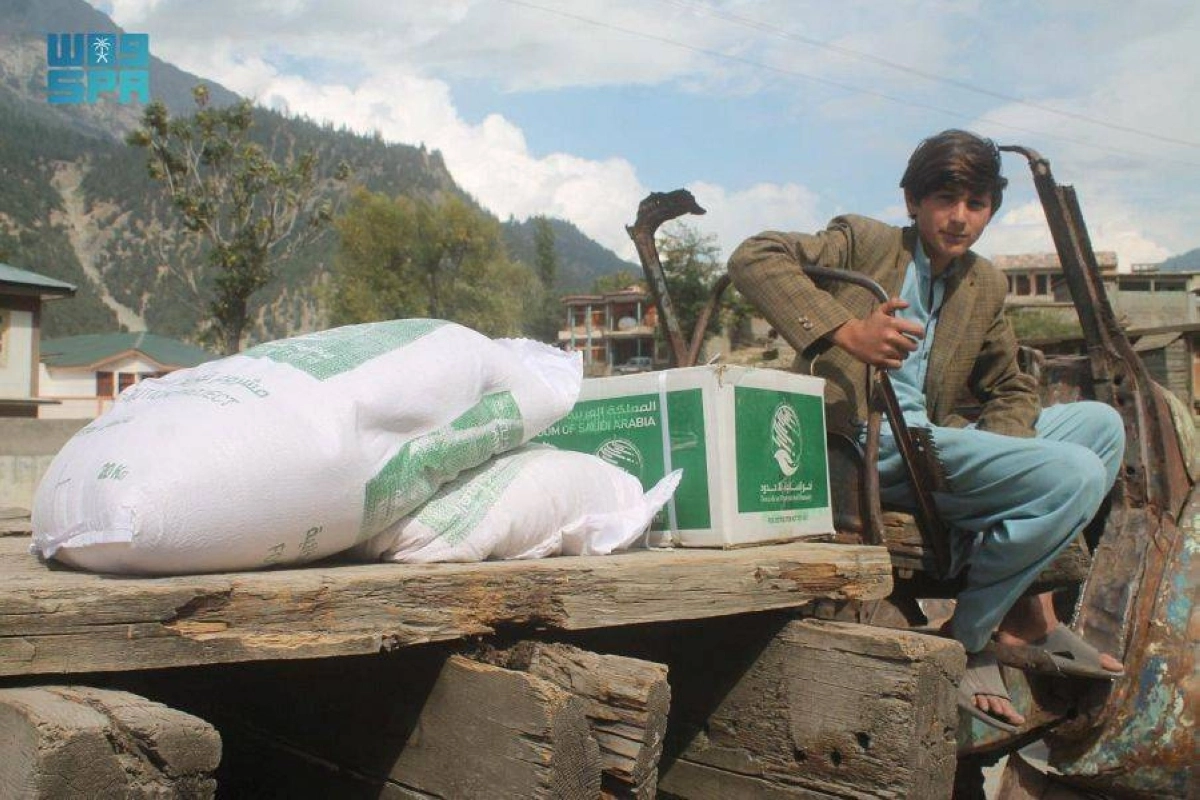 






شاب باكستاني حصل على سلال غذائية