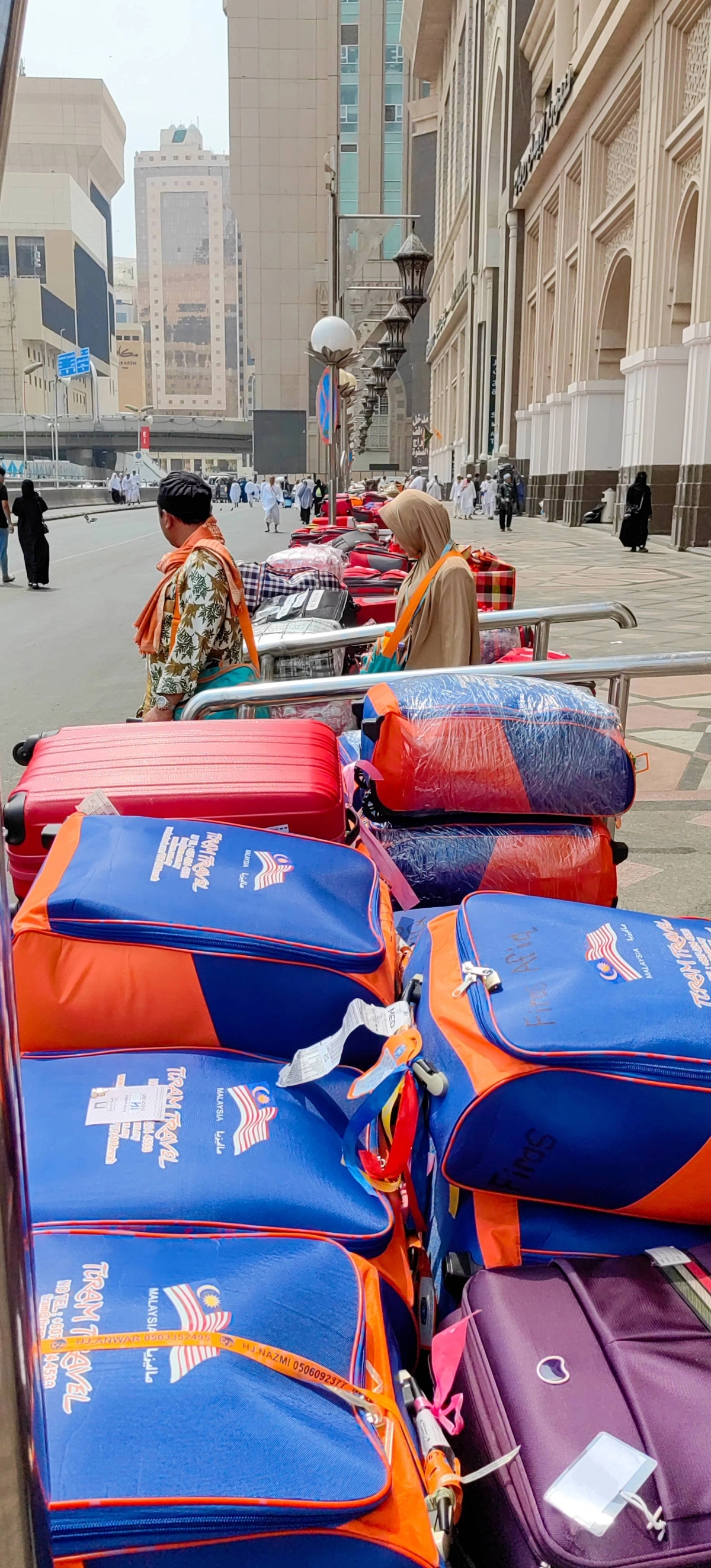 فنادق في المنطقة المركزية حول المسجد الحرام ترص حقائب المعتمرين والزوار بطريقة عشوائية على الأرصفة إلى أن يتم تحميلها في الحافلات المغادرة، في منظر غير حضاري وغير آمن لأمتعة ضيوف بيت الله الحرام وزوار البيت العتيق.
