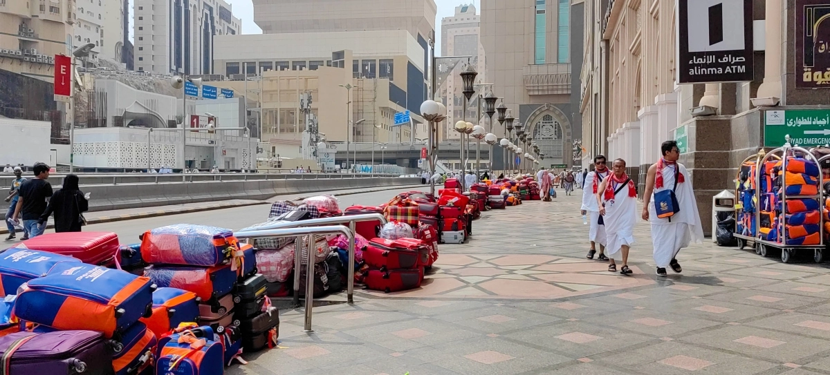 فنادق في المنطقة المركزية حول المسجد الحرام ترص حقائب المعتمرين والزوار بطريقة عشوائية على الأرصفة إلى أن يتم تحميلها في الحافلات المغادرة، في منظر غير حضاري وغير آمن لأمتعة ضيوف بيت الله الحرام وزوار البيت العتيق.

