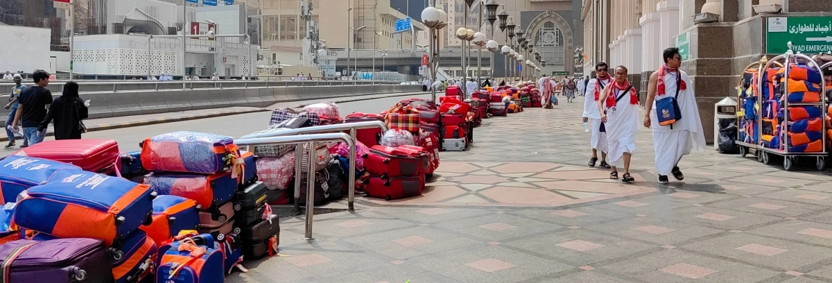 فنادق في المنطقة المركزية حول المسجد الحرام ترص حقائب المعتمرين والزوار بطريقة عشوائية على الأرصفة إلى أن يتم تحميلها في الحافلات المغادرة، في منظر غير حضاري وغير آمن لأمتعة ضيوف بيت الله الحرام وزوار البيت العتيق.
