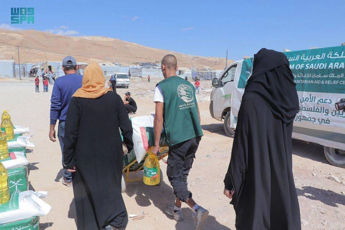 متطوع يحمل السلال لأسرة لبنانية (واس)