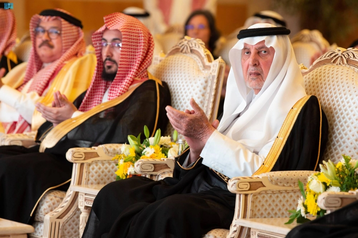 أمير مكة يتابع المتحدثين عن المشروع (مكة)