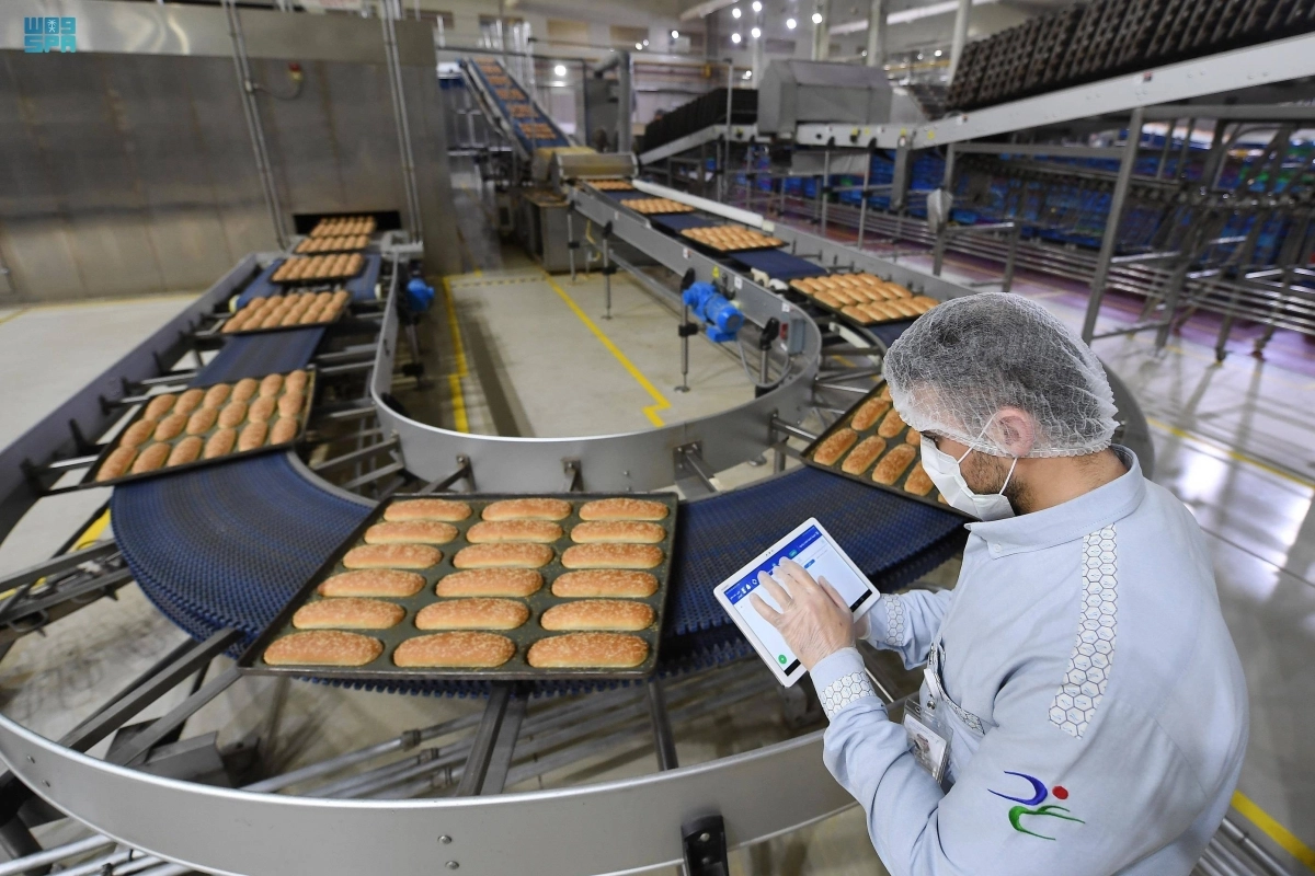 






مراقب الهيئة داخل إحدى المنشآت                                    (مكة)