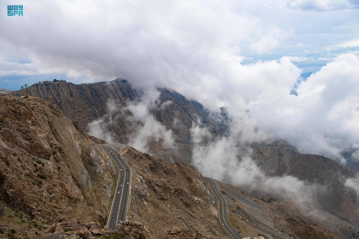 تعد الطائف إحدى أهم الوجهات السياحية بالمملكة، الأمر الذي يعزز من استكشاف التنوع الكبير الذي تحتضنه تجاربها السياحية، والفرص الاستثمارية، حيث تتمتع بمزايا تشكل قيمة مضافة، بوصفها البوابة الشرقية لمكة، ونقطة التقاء طرق متصلة بالمناطق والمدن المجاورة، واحتضانها لمواقع تراثية وتاريخية وبيئية.
