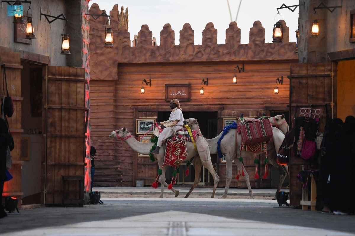 تعد الطائف إحدى أهم الوجهات السياحية بالمملكة، الأمر الذي يعزز من استكشاف التنوع الكبير الذي تحتضنه تجاربها السياحية، والفرص الاستثمارية، حيث تتمتع بمزايا تشكل قيمة مضافة، بوصفها البوابة الشرقية لمكة، ونقطة التقاء طرق متصلة بالمناطق والمدن المجاورة، واحتضانها لمواقع تراثية وتاريخية وبيئية.
