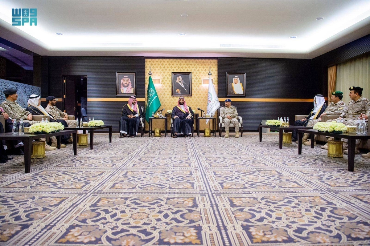 






ولي العهد خلال لقائه وزير الدفاع وقيادات الوزارة                                                                                    (واس)