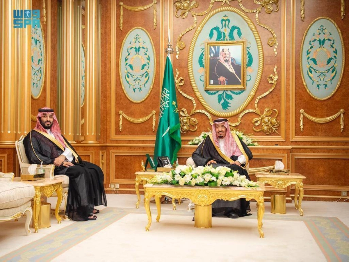 






الملك سلمان بن عبدالعزيز والأمير محمد بن سلمان خلال مراسم أداء القسم                       (واس)