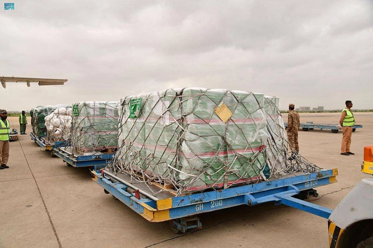 






المواد الغذائية والإغاثية خلال شحنها بالمملكة