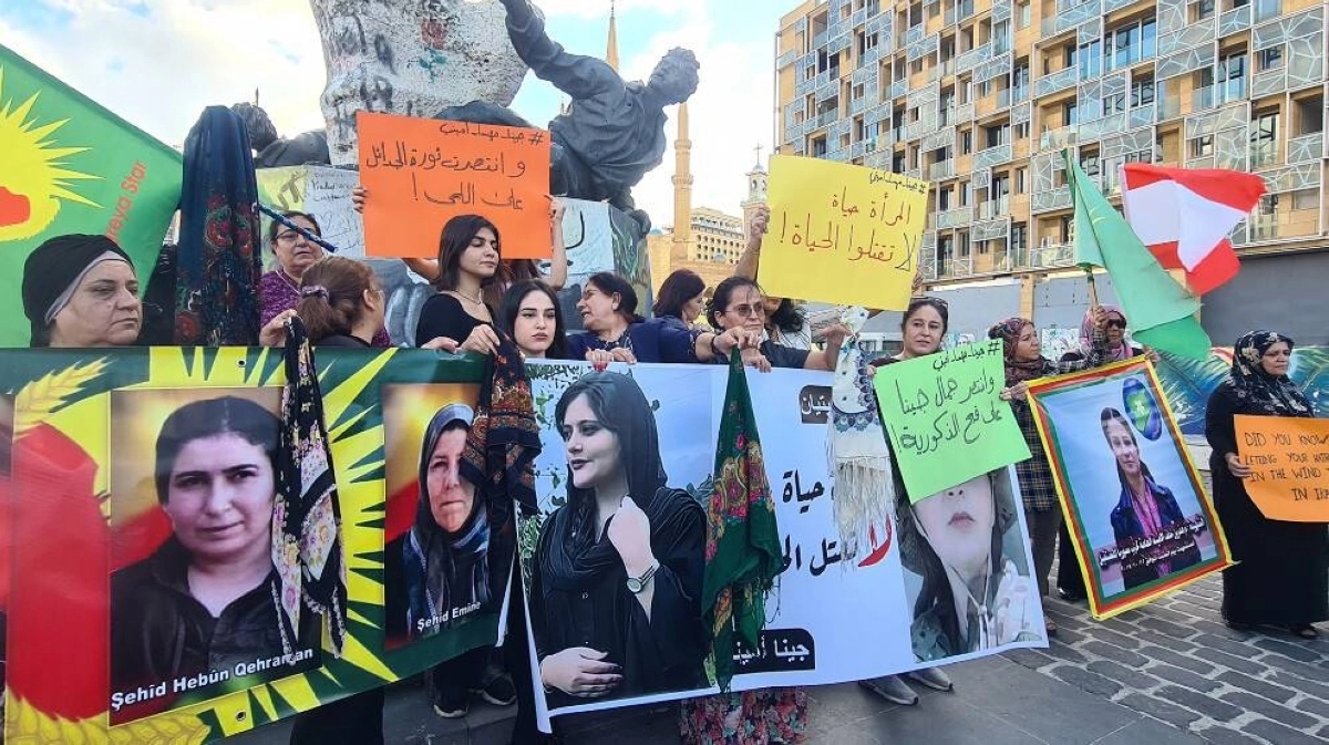 






لبنانيات يتظاهرن ضد إيران تضامنا مع عائلة مهسا أميني               (مكة)