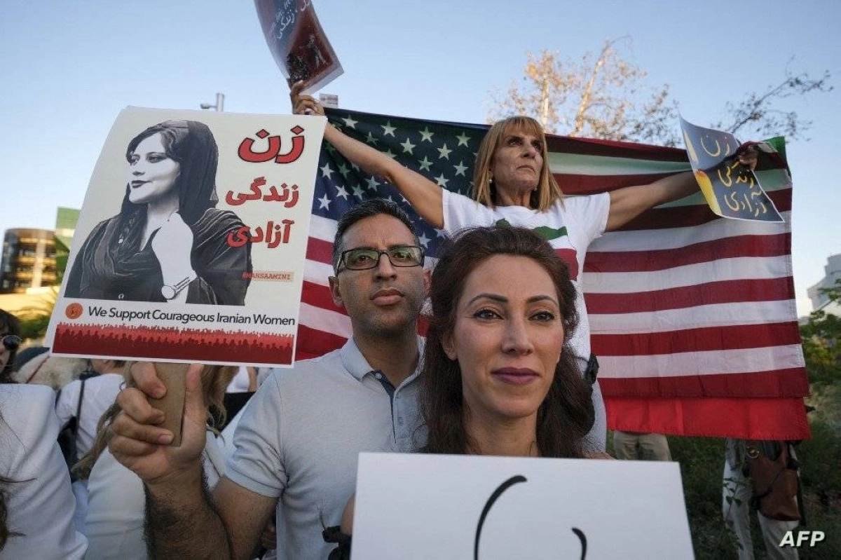 






إيرانيون في الخارج يتظاهرون دعما للداخل (مكة)