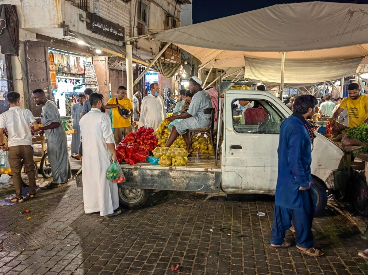 لا يزال جزء من جدة التاريخية بالقرب من سوق البلد يفتقر لتنظيم البيع، حيث تسوده العشوائية من حيث النظافة، في ظل غياب الرقابة البلدية عن تلك الفوضى. (أنس الحارثي)