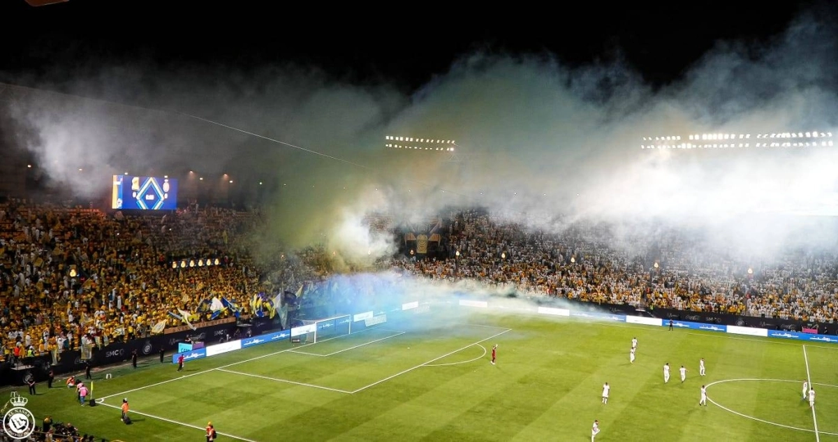 الدخان البارد يغطي الملعب