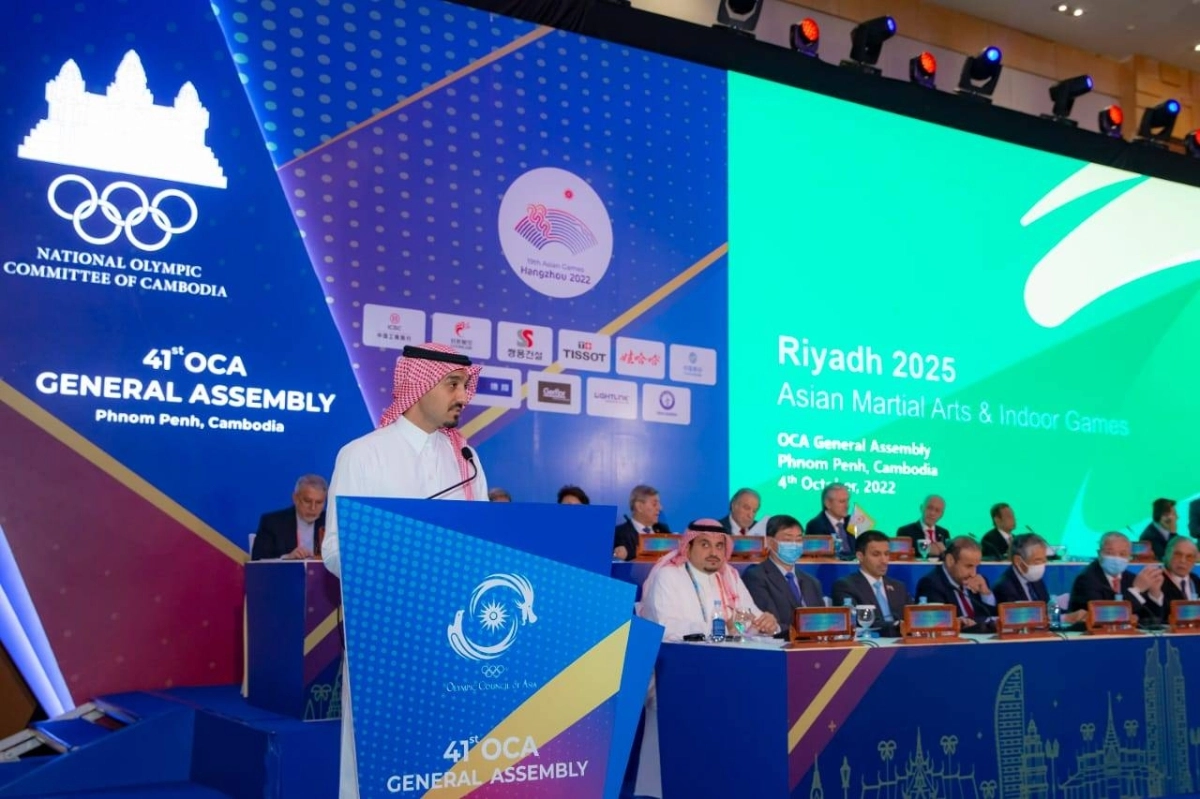 عبدالعزيز بن تركي يتحدث خلال الاجتماع