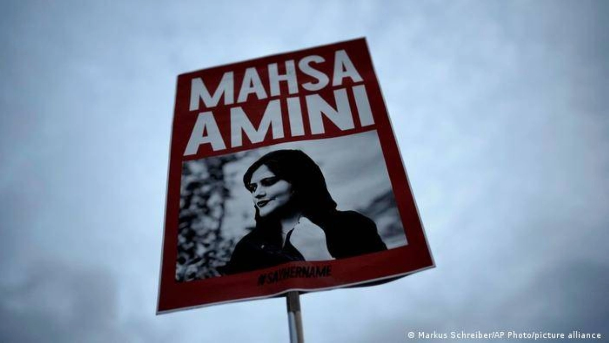 صورة أميني في إحدى المظاهرات بأوروبا