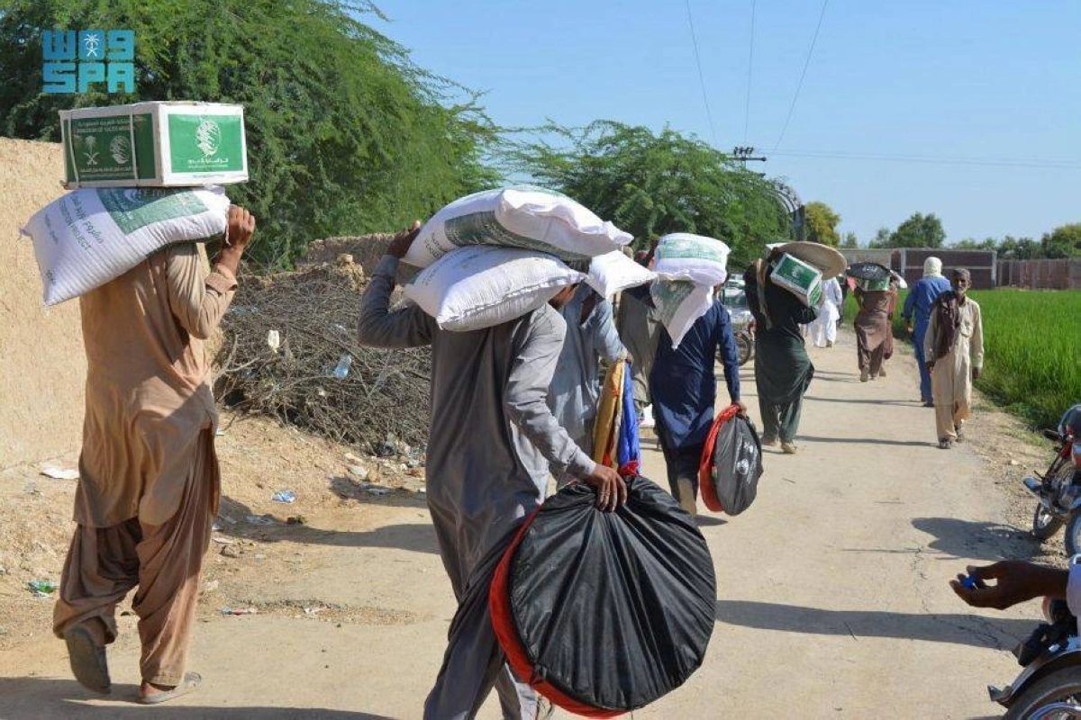 






باكستانيون كثيرون استفادوا من المواد الإغاثية السعودية                                             (واس)