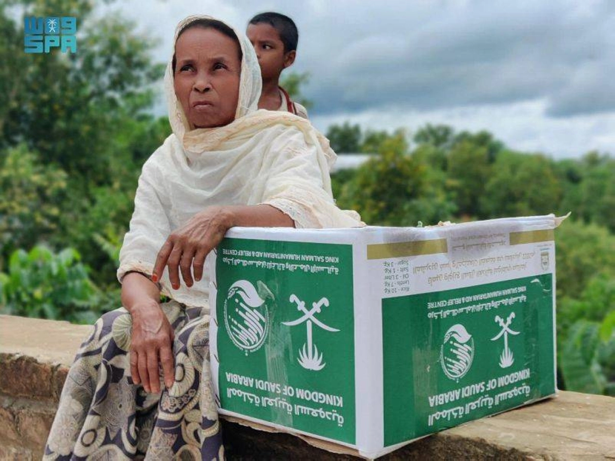 






مسلمة من الروهينجا تتسلم سلتها