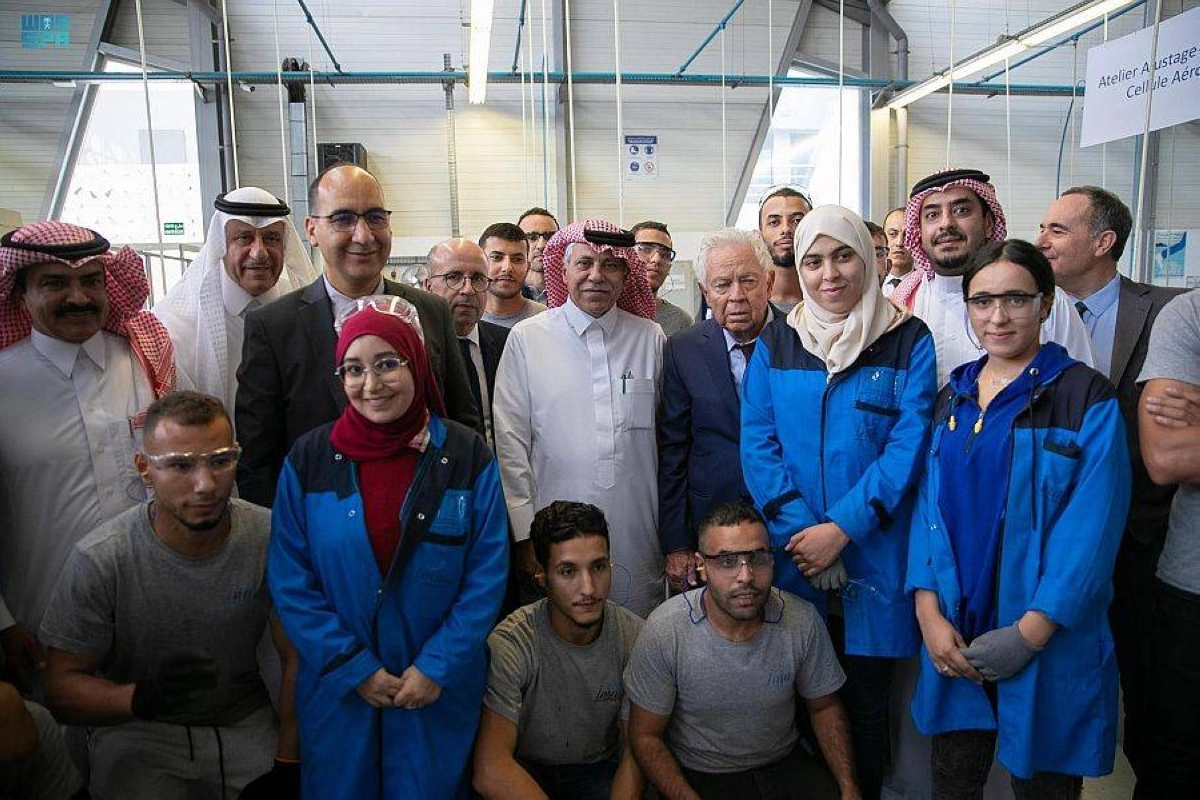 القصبي وسط مجموعة من العاملين