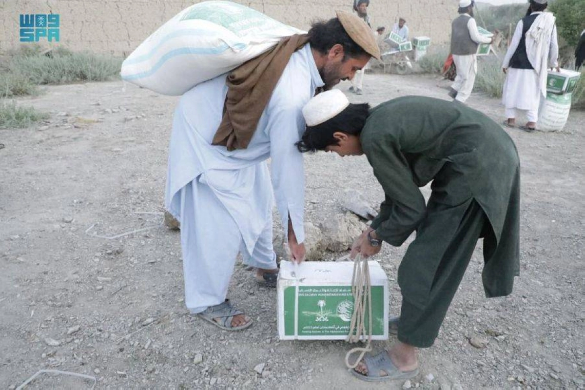 أفغانيان يحملان السلال السعودية