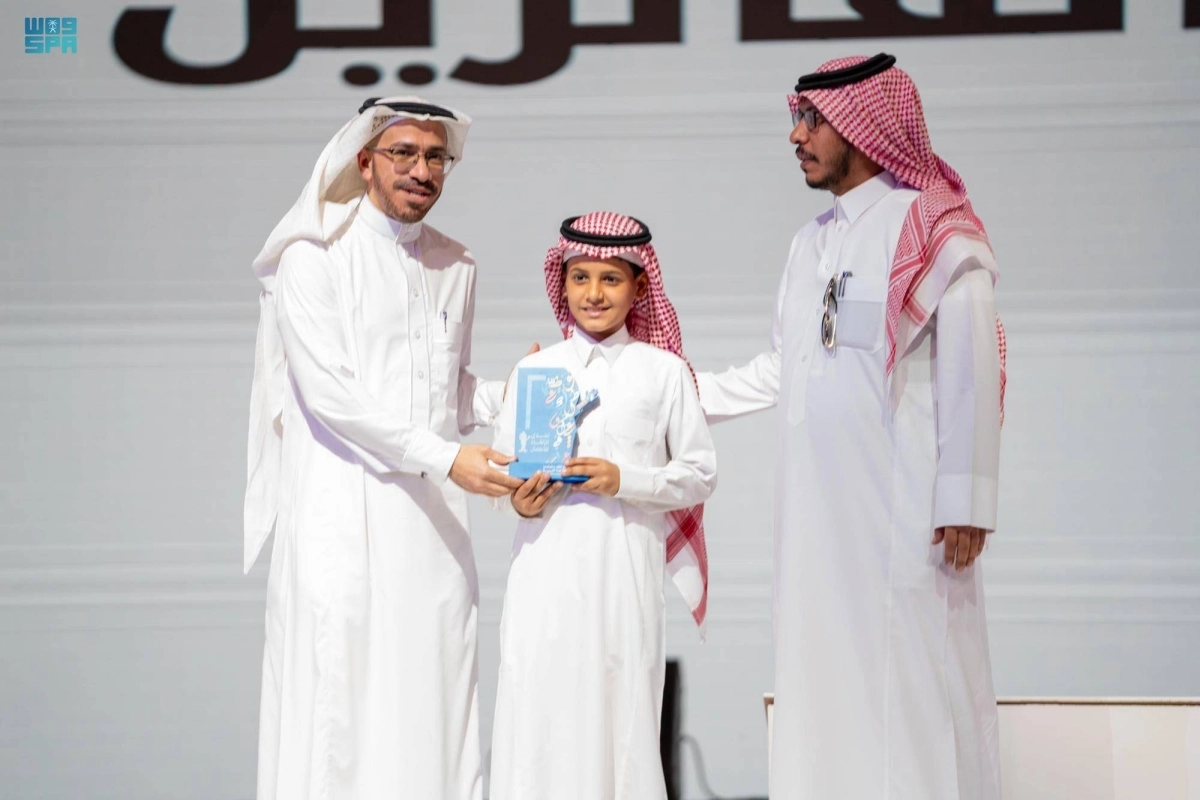 احد الفائزين يتسلم جائزته (مكة)
