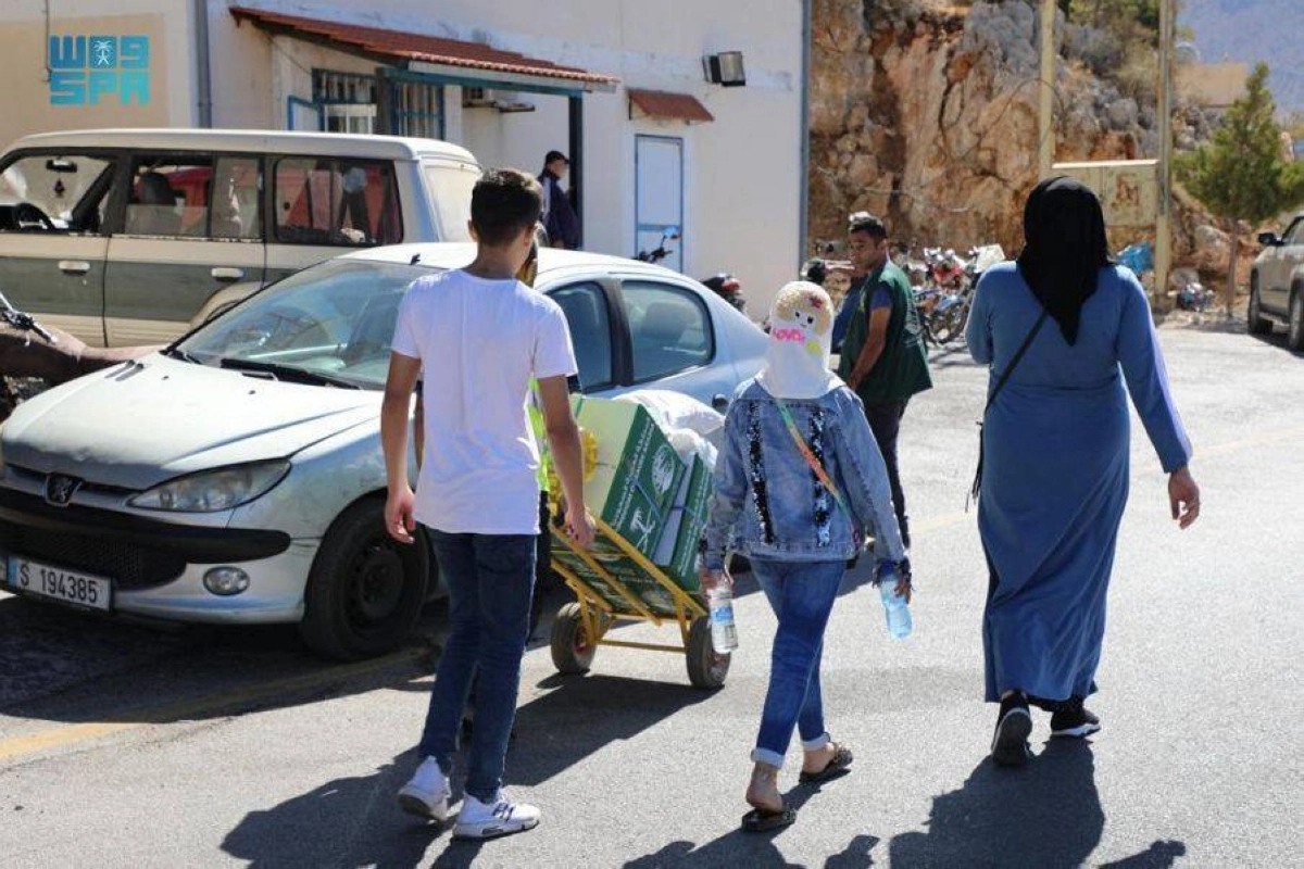 






أسرة لبنانية تحمل سلة سعودية                   (واس)