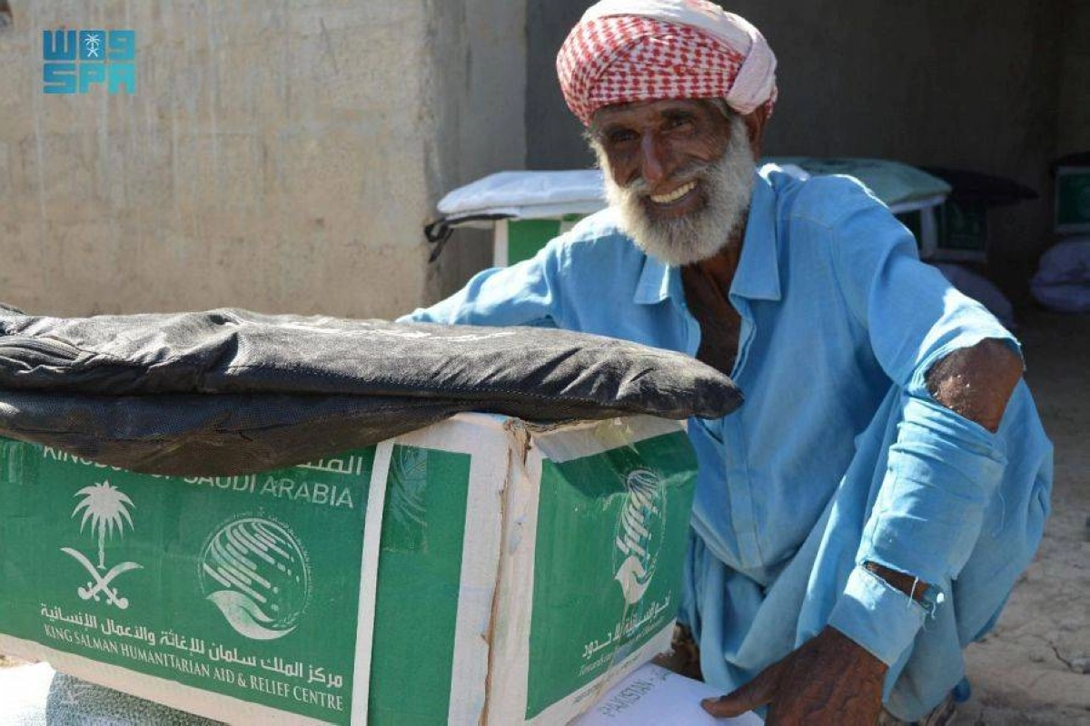 






مسن يبتسم بعد حصوله على المساعدات