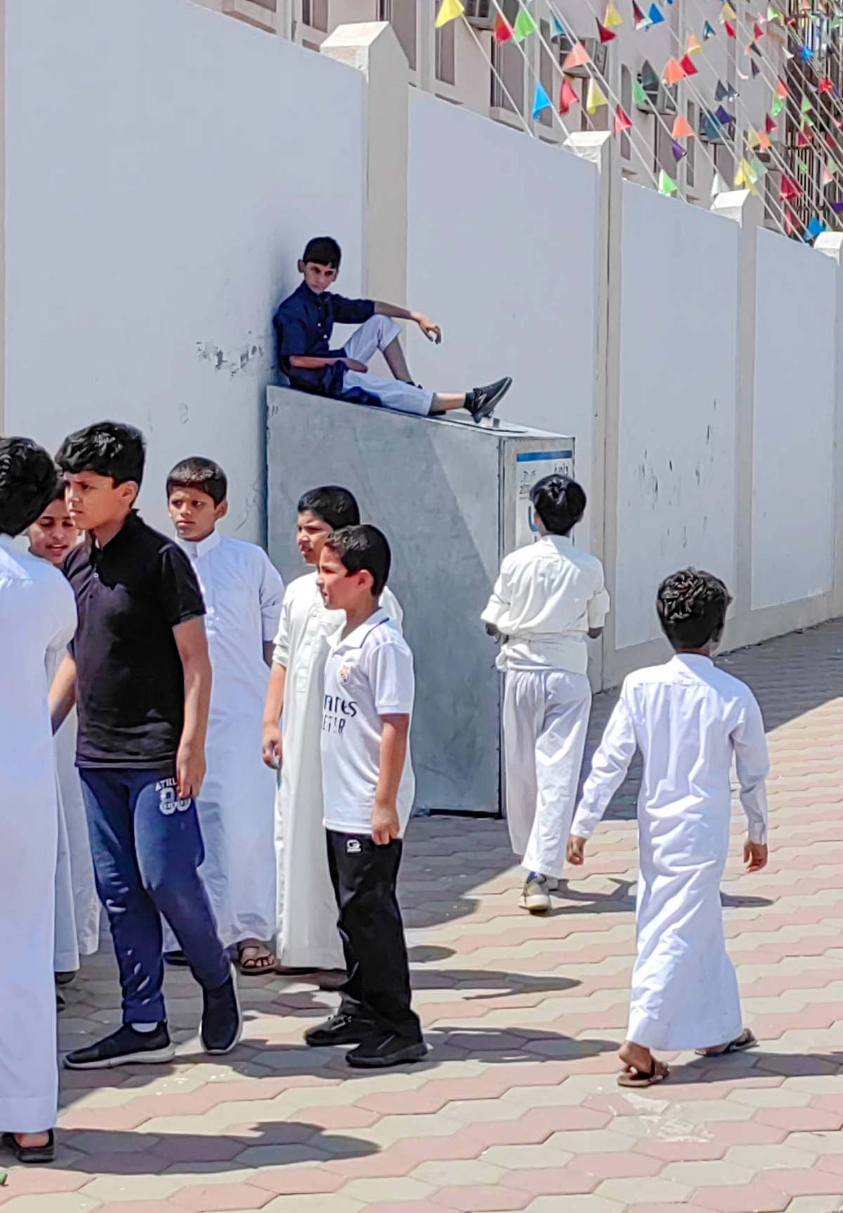 استراحة طالب بعد يوم دراسي، حيث أخذ صندوق تجميع الكتب ليعتليه في استراحة قصيرة، مستظلا من حرارة الشمس بالعاصمة المقدسة. (أنس الحارثي)
