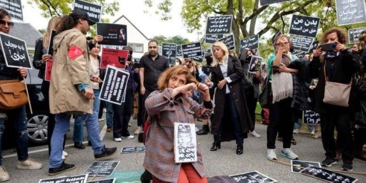 






فنانات وبرلمانيات أوروبيات يقصصن خصلا من شعرهن تضامنا مع الإيرانيات                  (مكة)