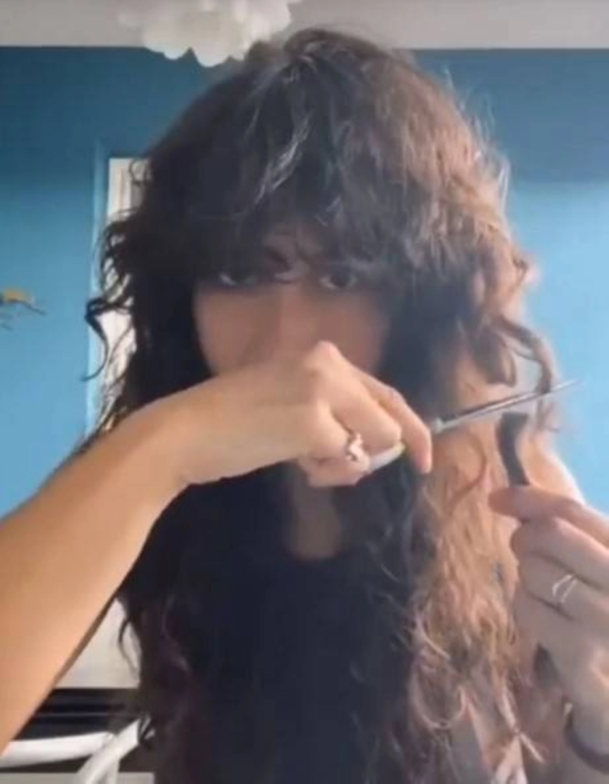 






ممثلة فرنسية تقص شعرها تضامنا مع الإيرانيات