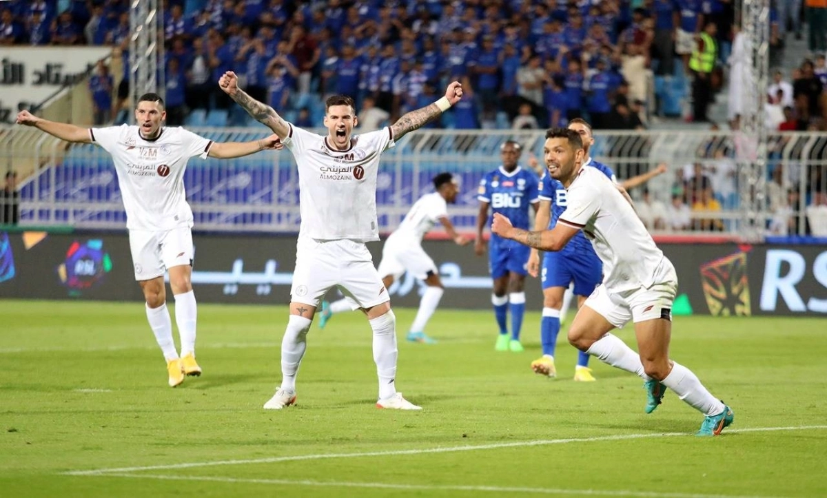 






فرحة لاعبي الشباب بهدف التعادل