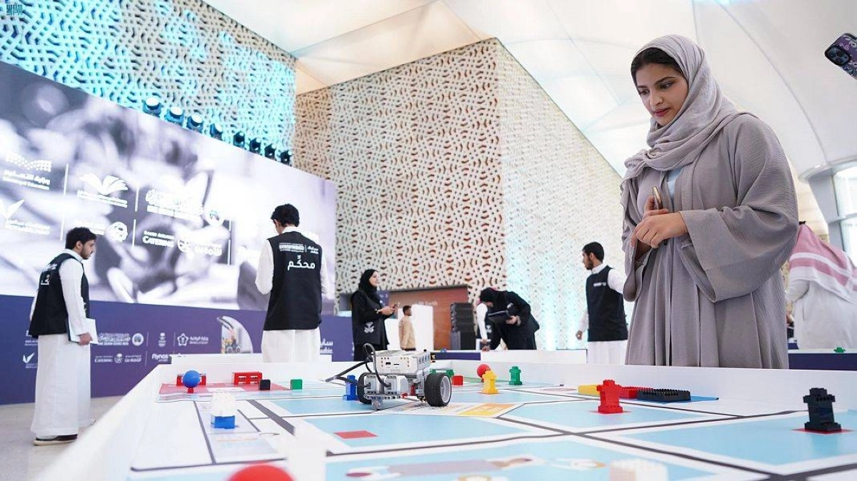 بمشاركة 100 فريق، تأهلت خلال التصفيات التي أقيمت في 18 مدينة سعودية، وبواقع 200 طالب وطالبة من مختلف مدارس المملكة، انطلقت تصفيات سابك لأولمبياد الروبوت العالمي بواحة الملك سلمان بالرياض أمس. (واس)
