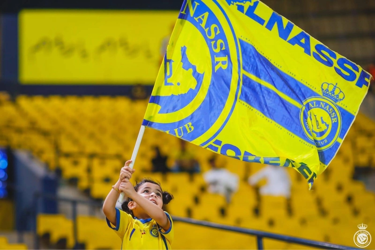 طفلة تحمل راية النصر