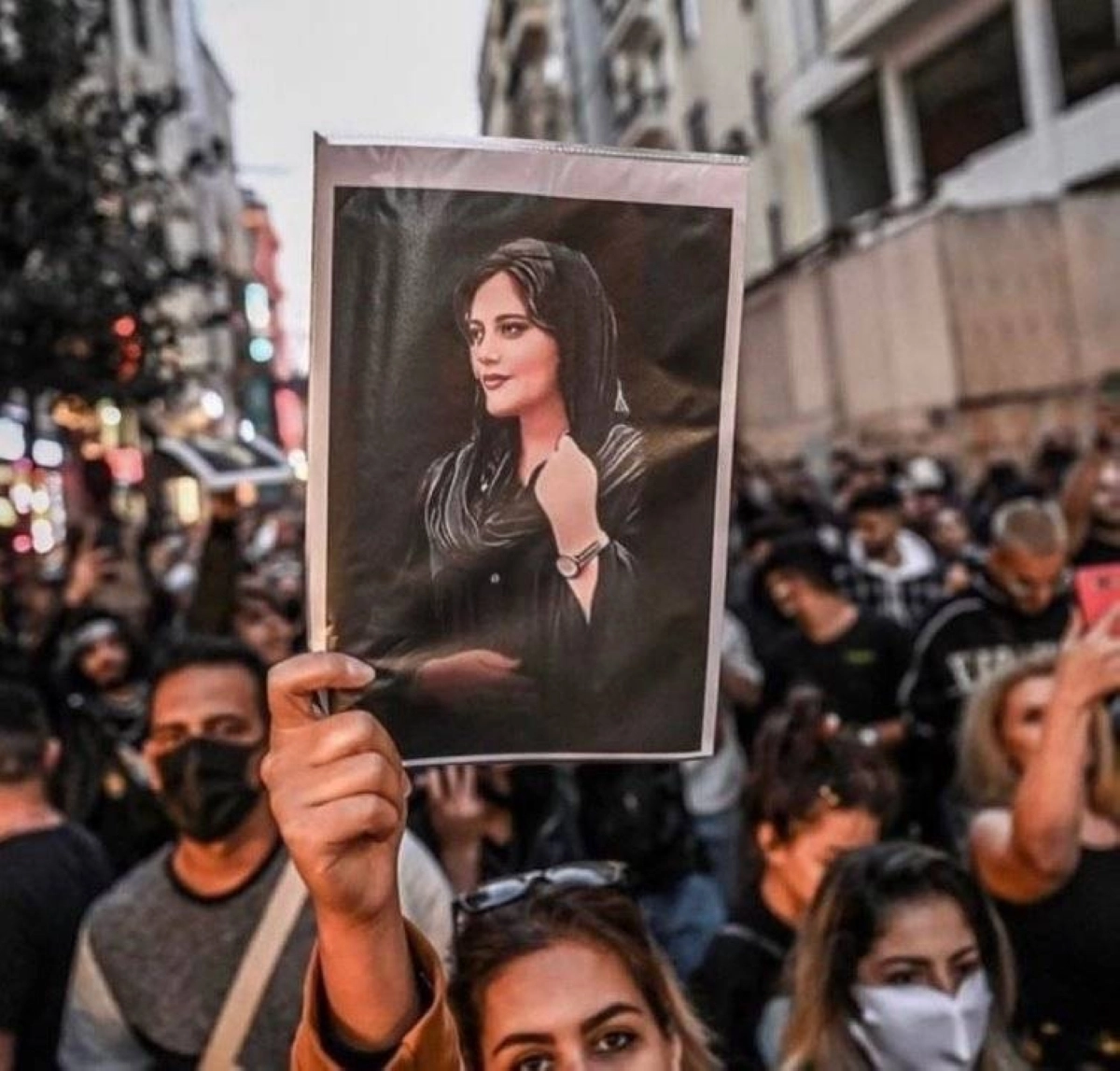 محتجات ترفع صورة مهسا أميني