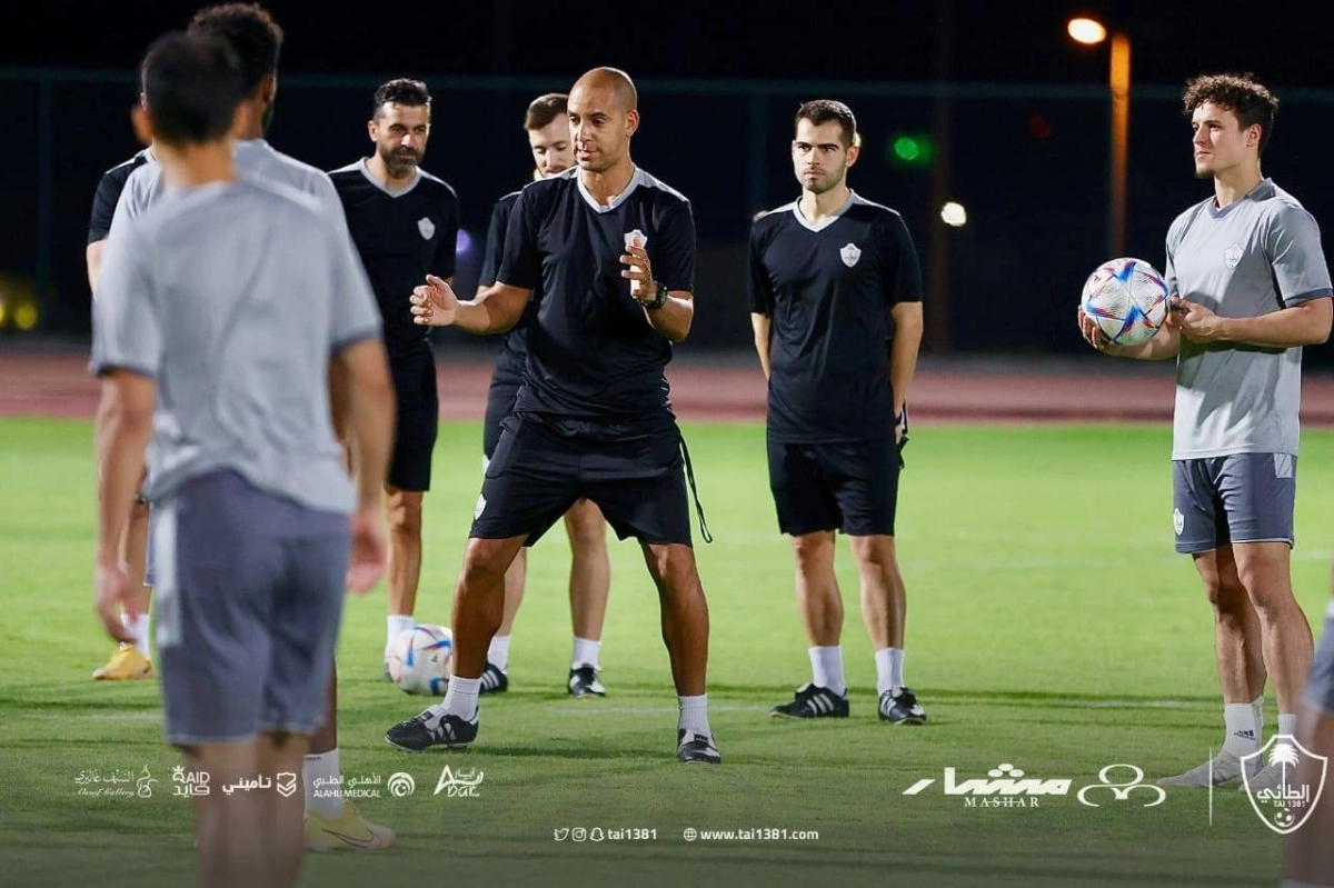 






بيدرو داوكستا يوجه لاعبي الطائي