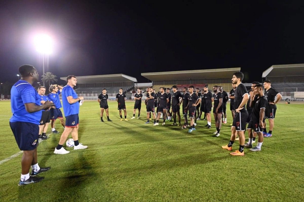 






لاعبو الوحدة يستمعون إلى توجيهات المدرب